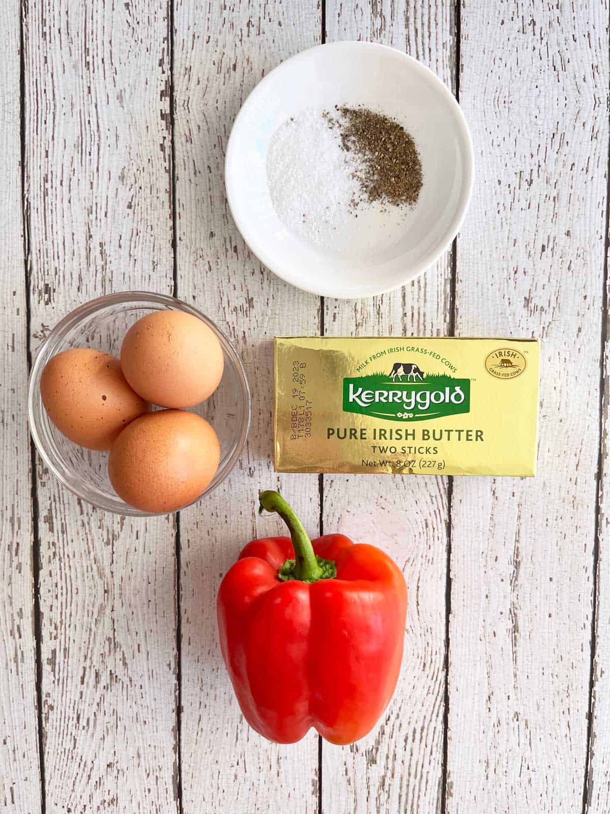 The ingredients needed to make bell pepper eggs.