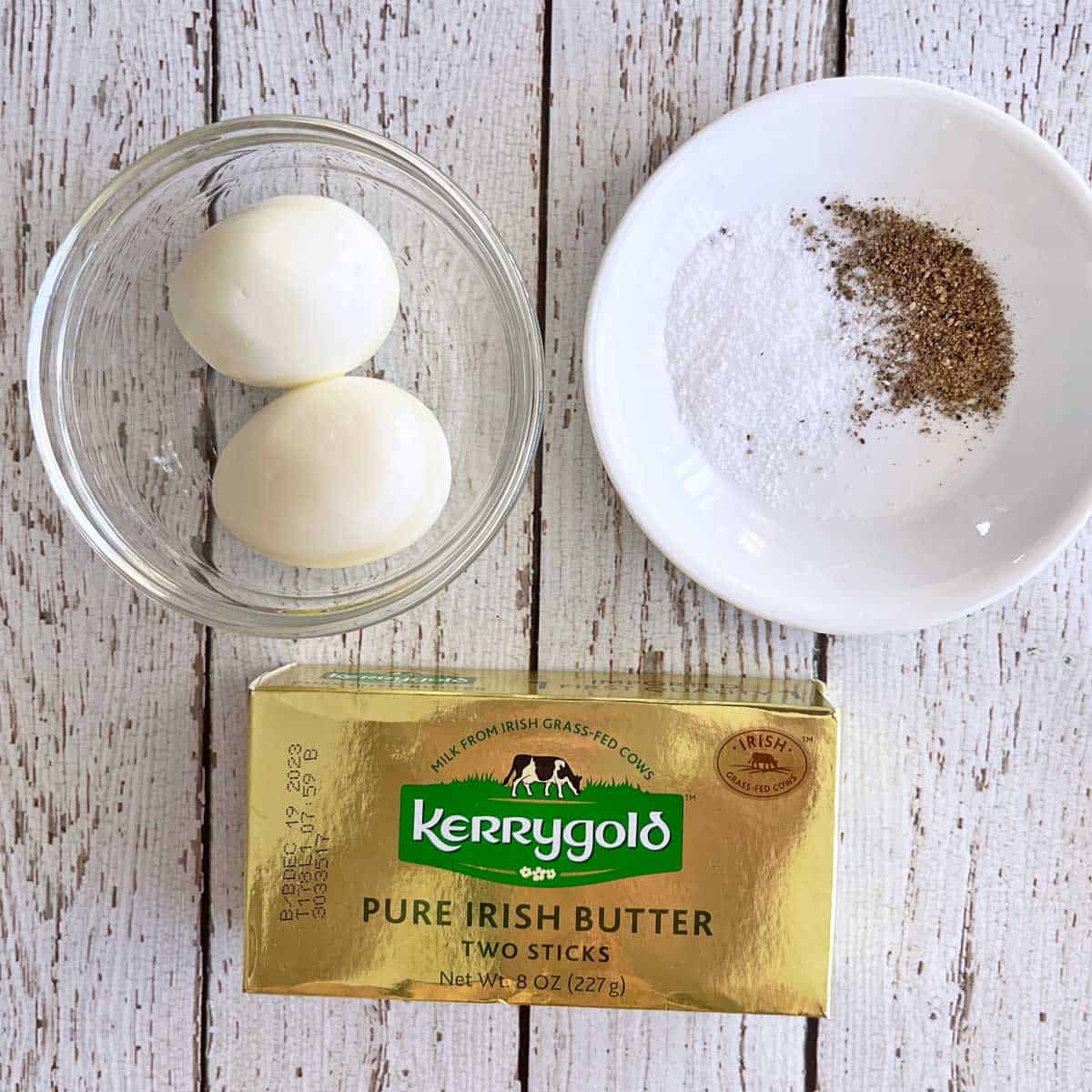 The ingredients needed to make fried boiled eggs.