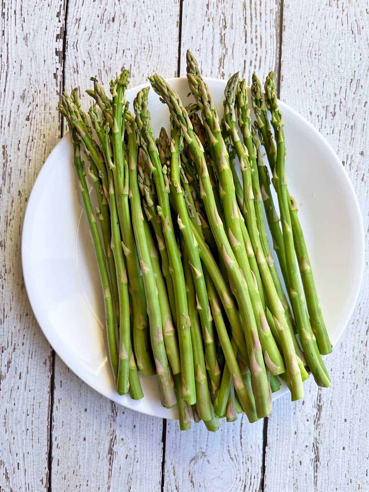 The ingredients needed to cook asparagus in the microwave.