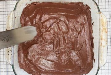 Frosting the cake with an offset spatula.