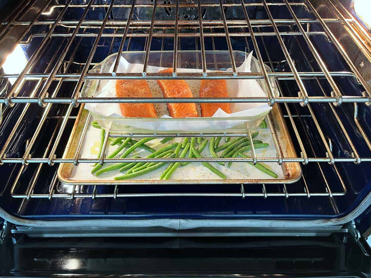 Salmon and green beans in the oven.
