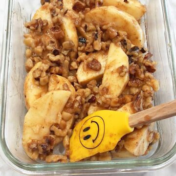 Apples in the pan ready to be baked.