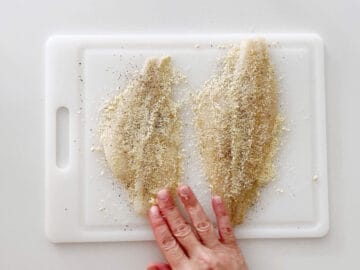 Coating the sole with flour.