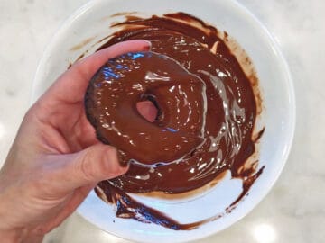 Dip the donuts in the glaze.