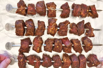 Beef kabobs are arranged in the pan, ready for the broiler.