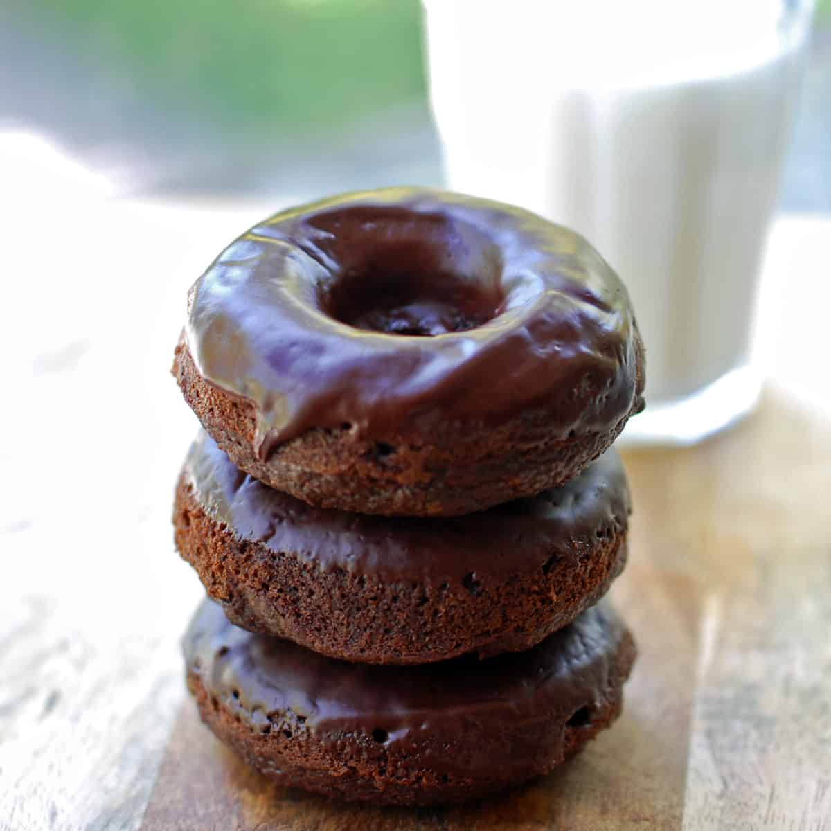 Keto donuts are served with almond milk.