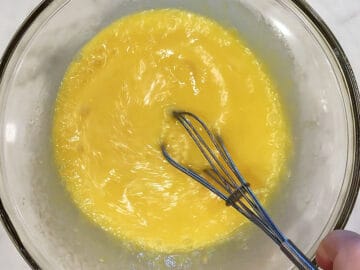 Mix the liquid ingredients.