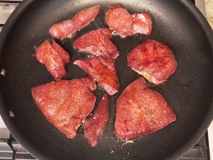 Cooking the livers in the skillet.