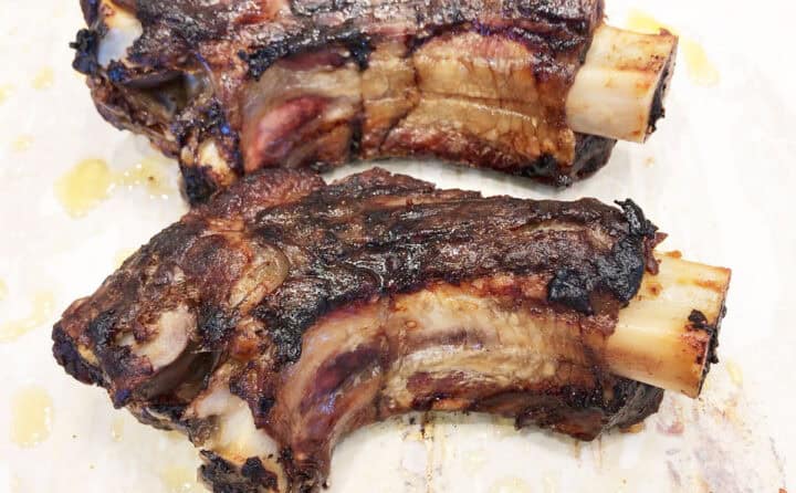 The ribs are ready in the pan.