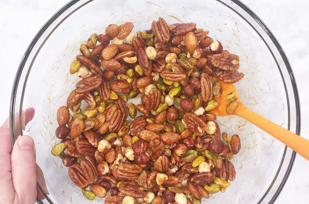 Mixing the nuts with the coating.