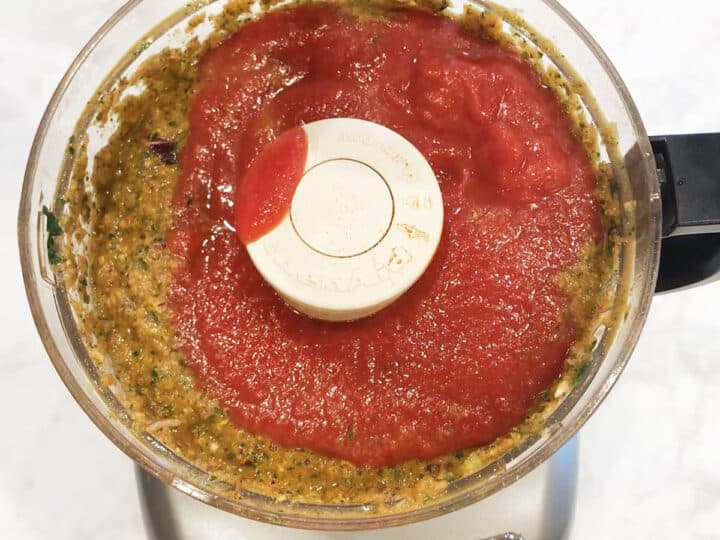 Adding tomato sauce.