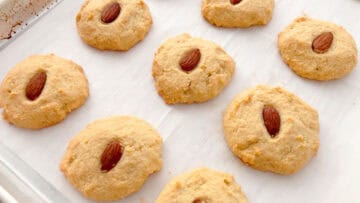 The cookies are cooling on the pan.