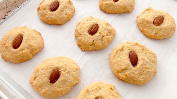 The cookies are cooling on the pan.