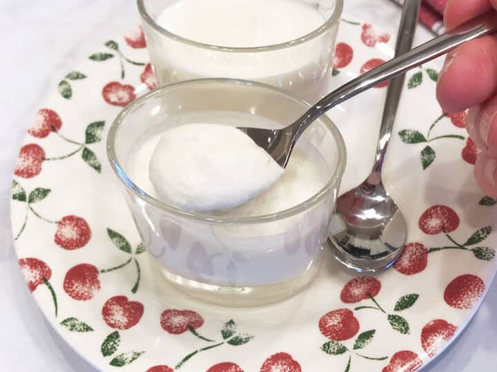 The dessert is served.