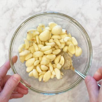 Mixing the cloves with olive oil.