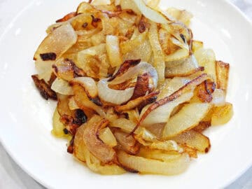 The onions are served on a plate.