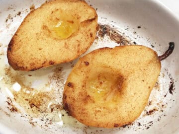 The pears are ready in the baking dish.