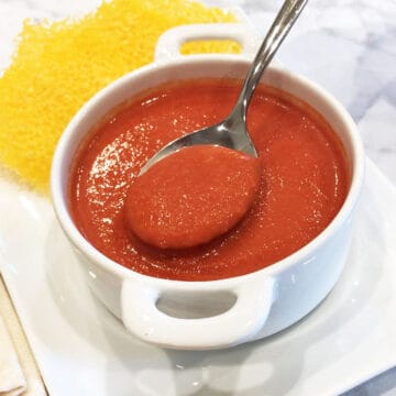 The soup is served with cheese crackers.