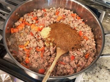 Garlic and spices were added to the saucepan.