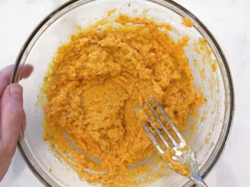 The mixture for the patties is ready in the bowl.