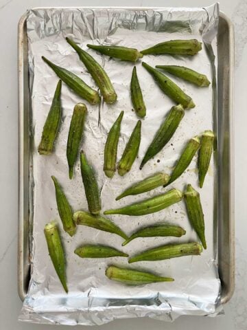 The okra was arranged in the pan and is ready for the oven.