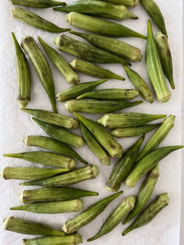 Drying the okra on paper towels.