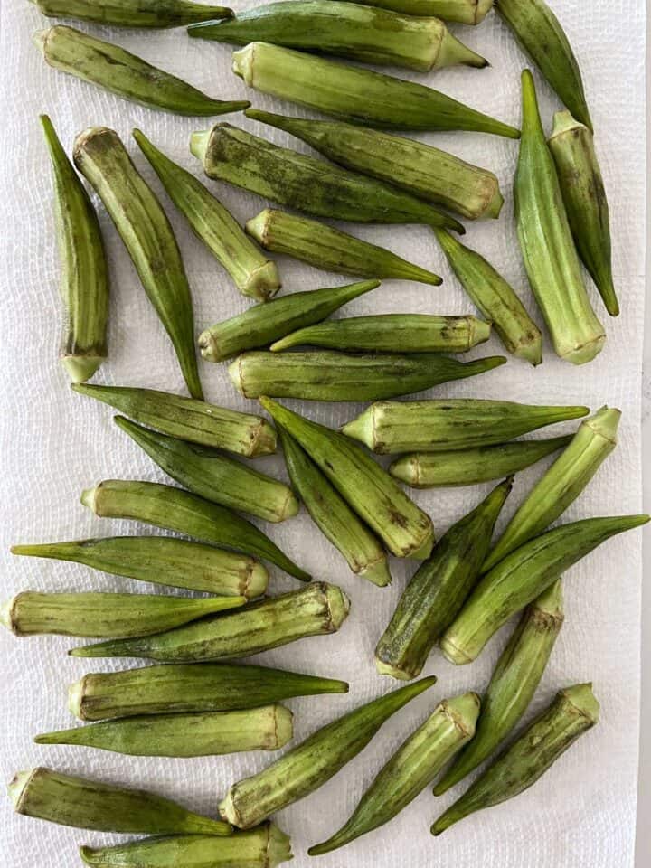 Drying the okra on paper towels.