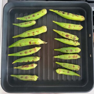 The okra was turned to the other side in the grill pan.