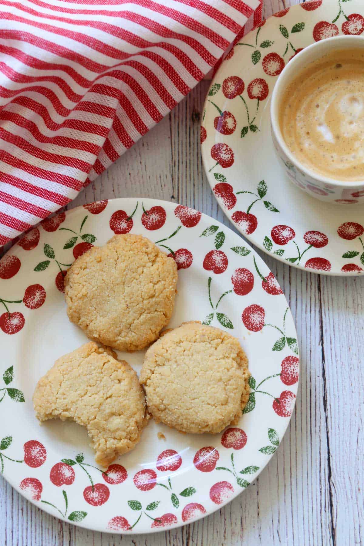 Keto shortbread cookies are served with coffee.