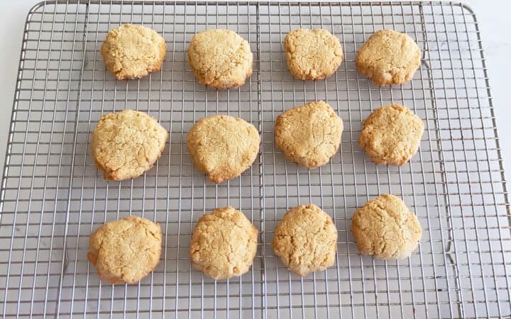 The cookies are cooling on a rack.