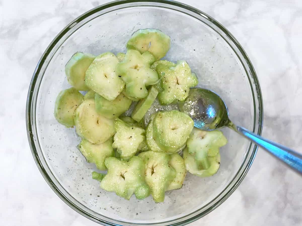 The stalk slices were coated with oil and spices.