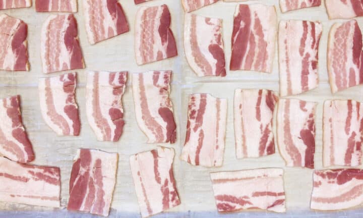 The bacon pieces were arranged in the pan.