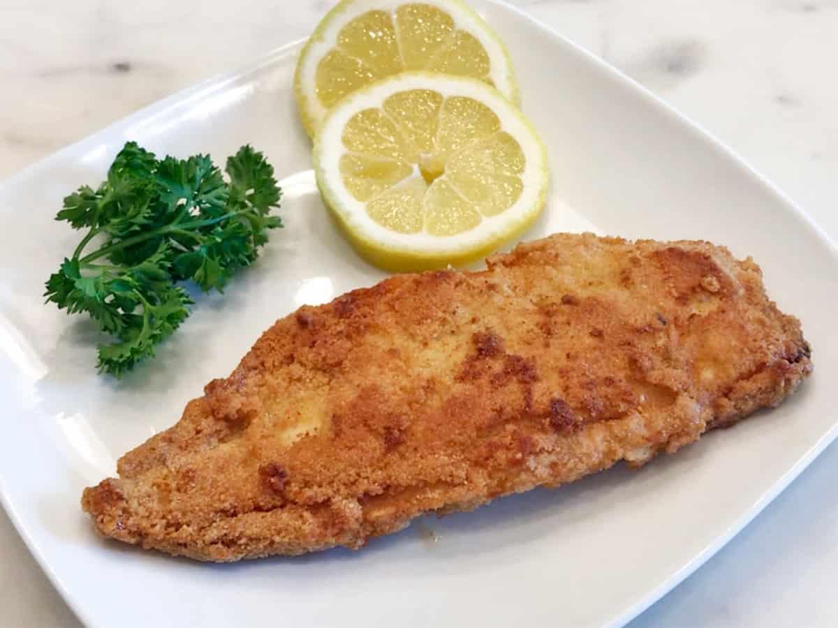 The fish is served with lemon slices.