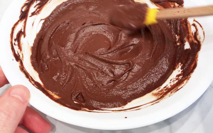The mixture has turned into a smooth ganache.