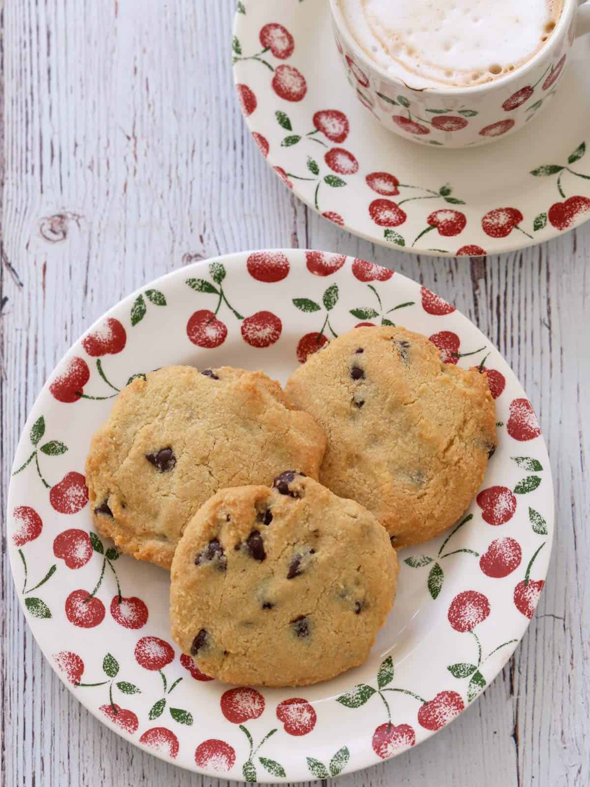 The cookies are served with coffee.