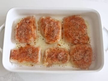 The fish was sprayed with oil and seasoned.